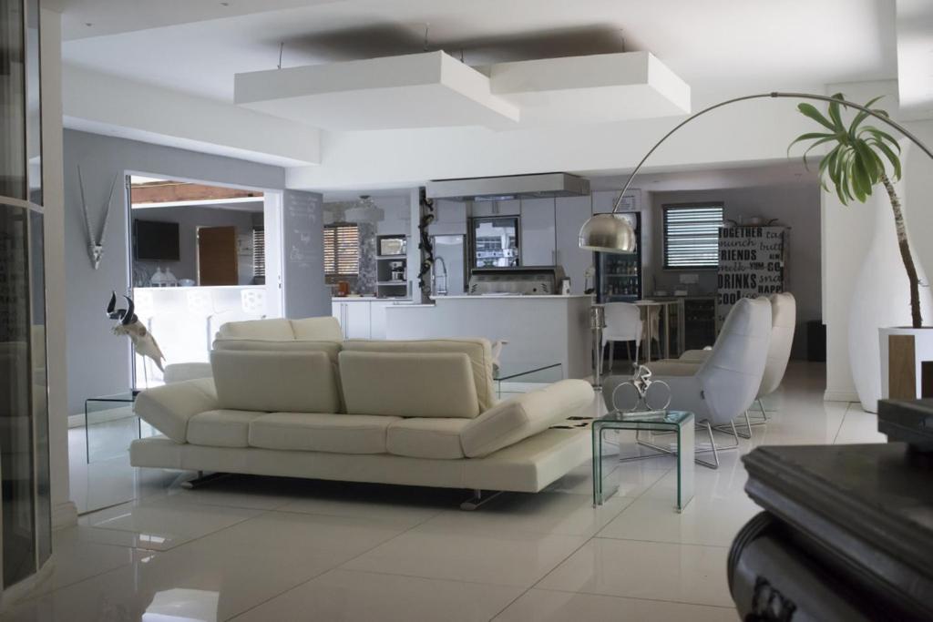 Luxury Upmarket Guesthouse 20 On 4Th Rustenburg Ngoại thất bức ảnh