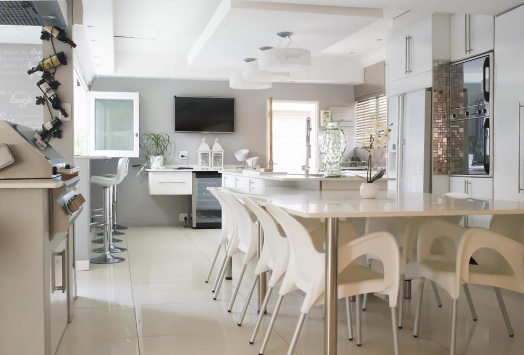Luxury Upmarket Guesthouse 20 On 4Th Rustenburg Ngoại thất bức ảnh