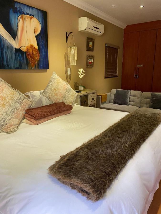 Luxury Upmarket Guesthouse 20 On 4Th Rustenburg Ngoại thất bức ảnh