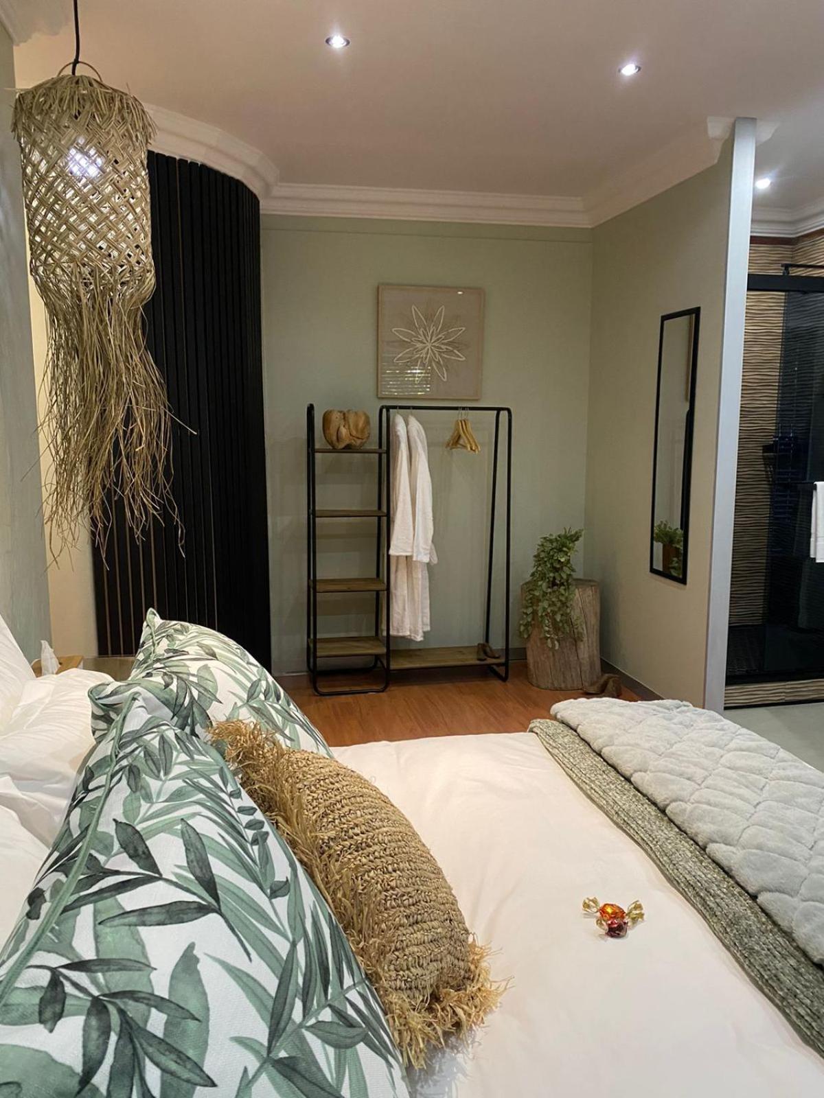 Luxury Upmarket Guesthouse 20 On 4Th Rustenburg Ngoại thất bức ảnh