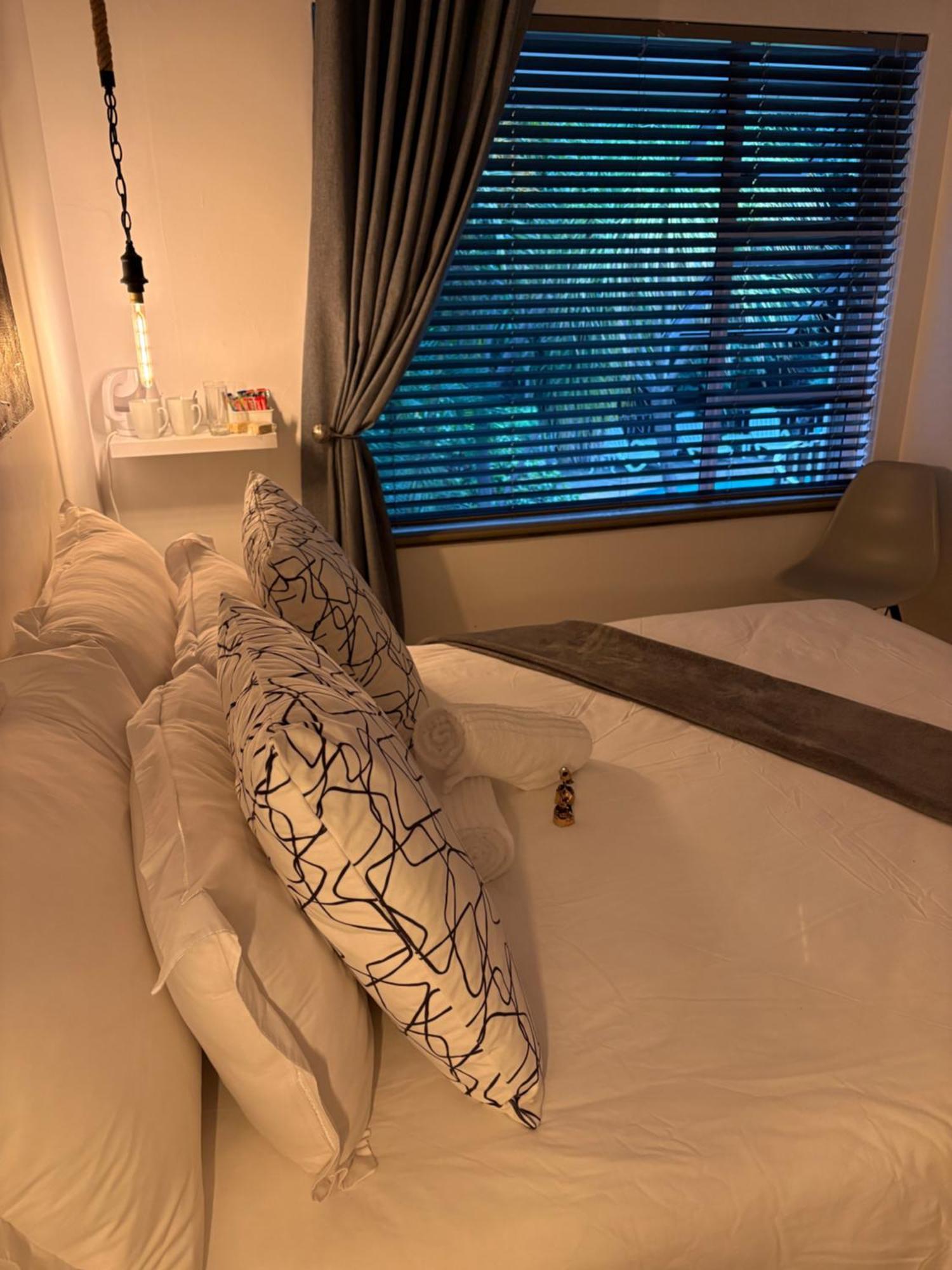 Luxury Upmarket Guesthouse 20 On 4Th Rustenburg Ngoại thất bức ảnh