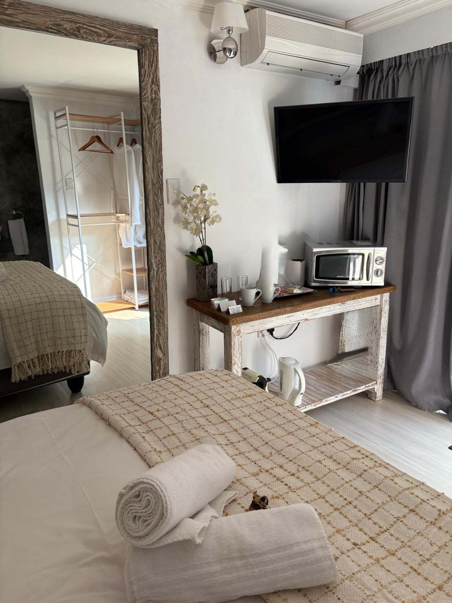 Luxury Upmarket Guesthouse 20 On 4Th Rustenburg Ngoại thất bức ảnh