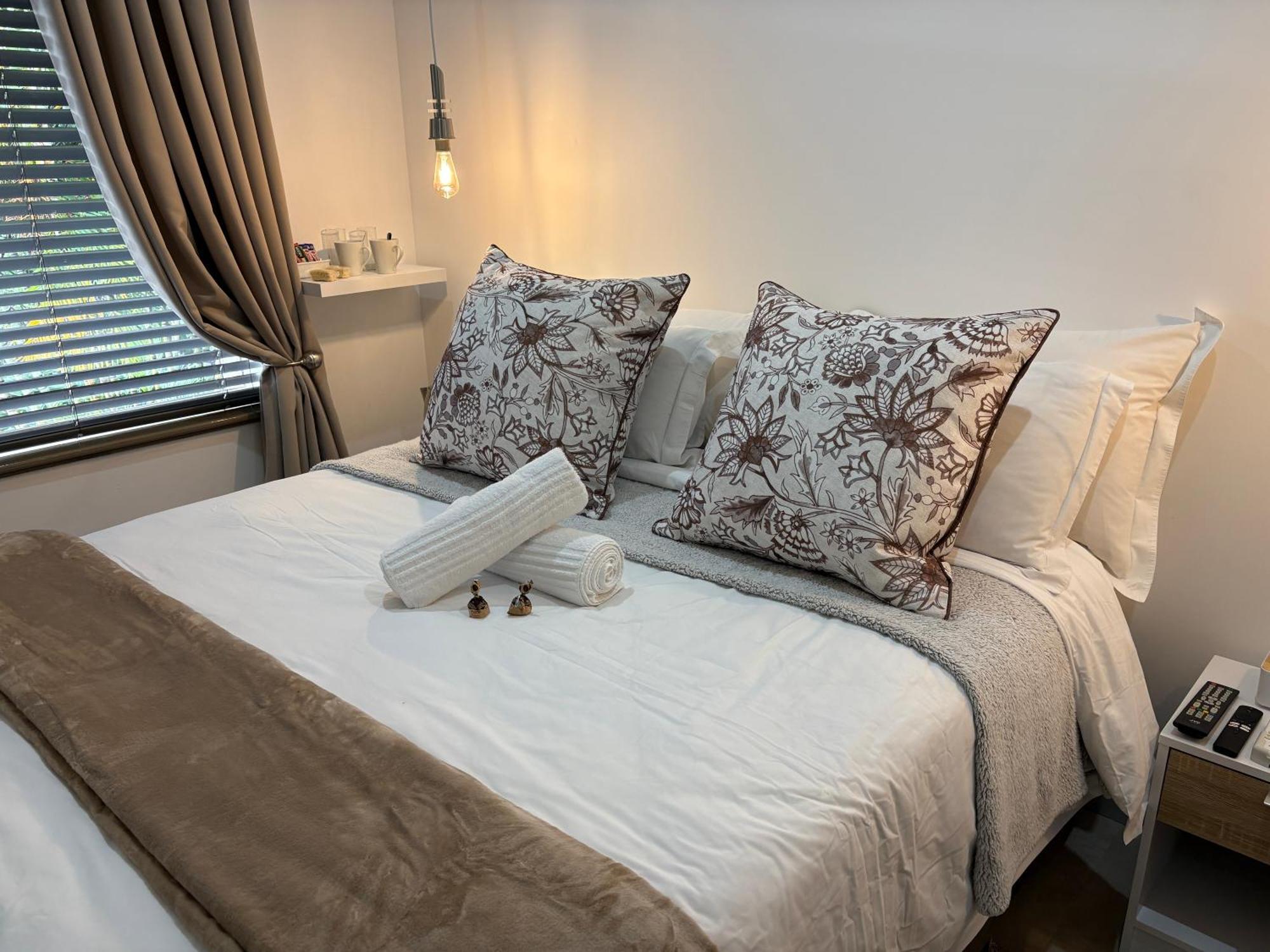 Luxury Upmarket Guesthouse 20 On 4Th Rustenburg Ngoại thất bức ảnh